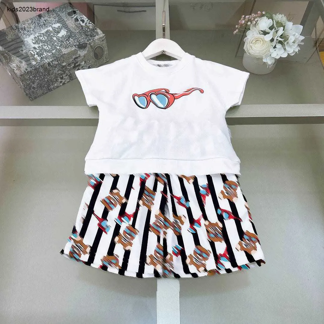 새로운 베이비 트랙 슈트 소년 짧은 슬리브 슈트 아이 디자이너 옷 크기 100-140 cm 티셔츠 및 베어 패턴 줄무늬 반바지 24april