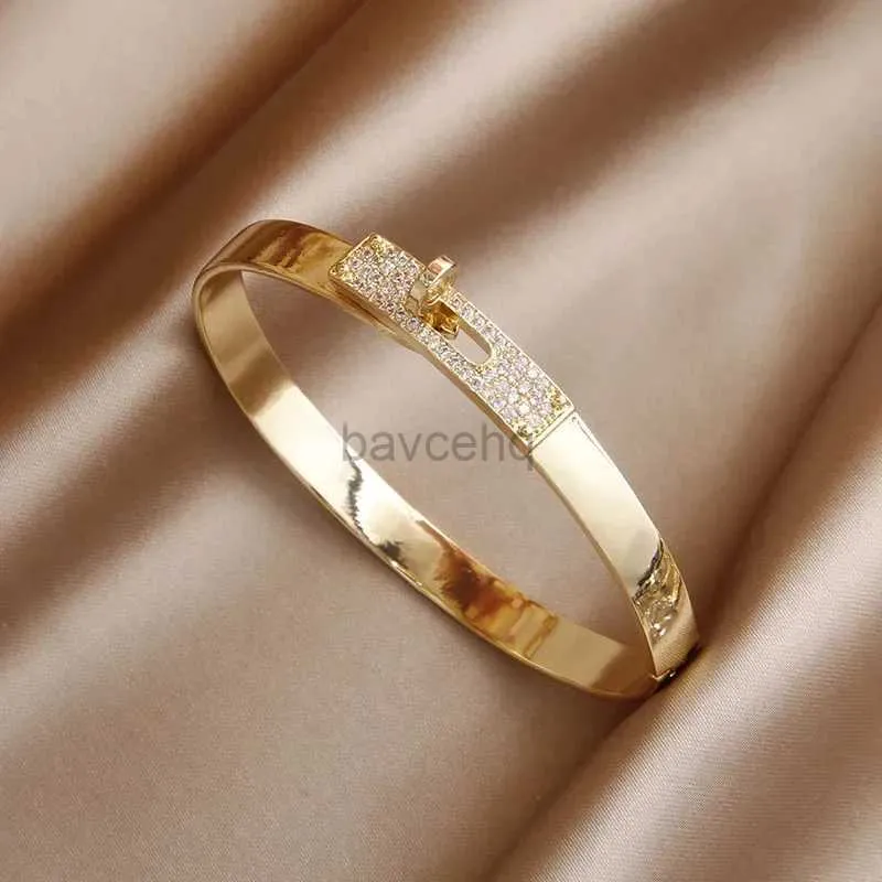 BANGGLE 2023 Nuovo design Design Lock Braccialetti di braccialetti aperti per donna Gioielli di marca di moda delicati braccialetti di cristallo completo 240411