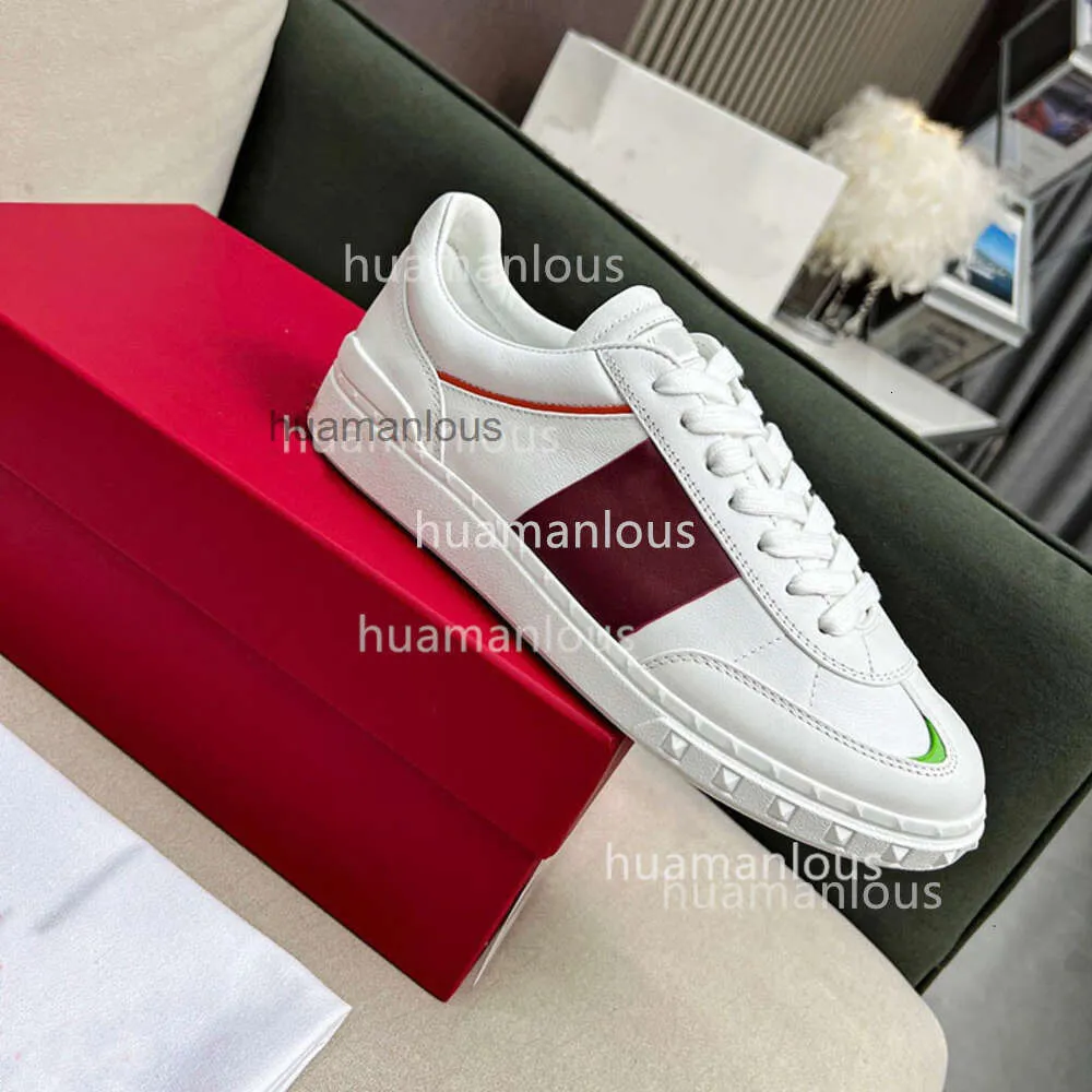 Para Flat Designer Sneakers Buty Trener Gump Studs Valenstino Nowy dolny oryginalny deska skóra wszechstronna mała biała damska sporty rekreacyjne L95T