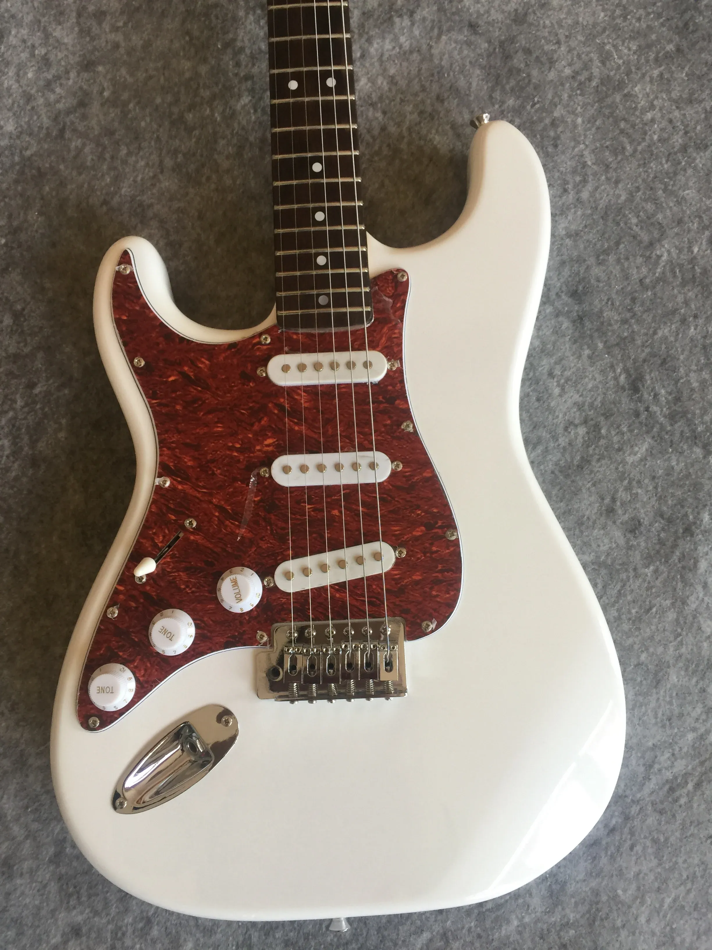 Cables Electric Guitar / White Red Armor Guard Maple Neck Left Handed Guitar / Customizable Chinese Electric Guitar