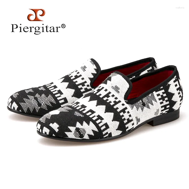 Lässige Schuhe Schwarz -Weiß -Baumwollgewebe Spleißen Männer Sleichter Retro -Stil im Winter Raucher Slipper Mode Plus Size Male's Flat