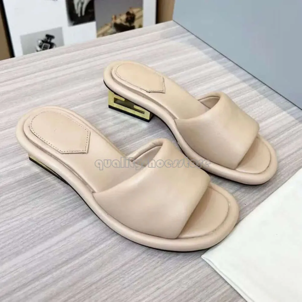 Woman Shoes FF Baguete de verão Mulheres lindas designers Sandals Designer de moda elegante sapatos de salto baixo casual confortável ao ar livre chinelos de praia 961