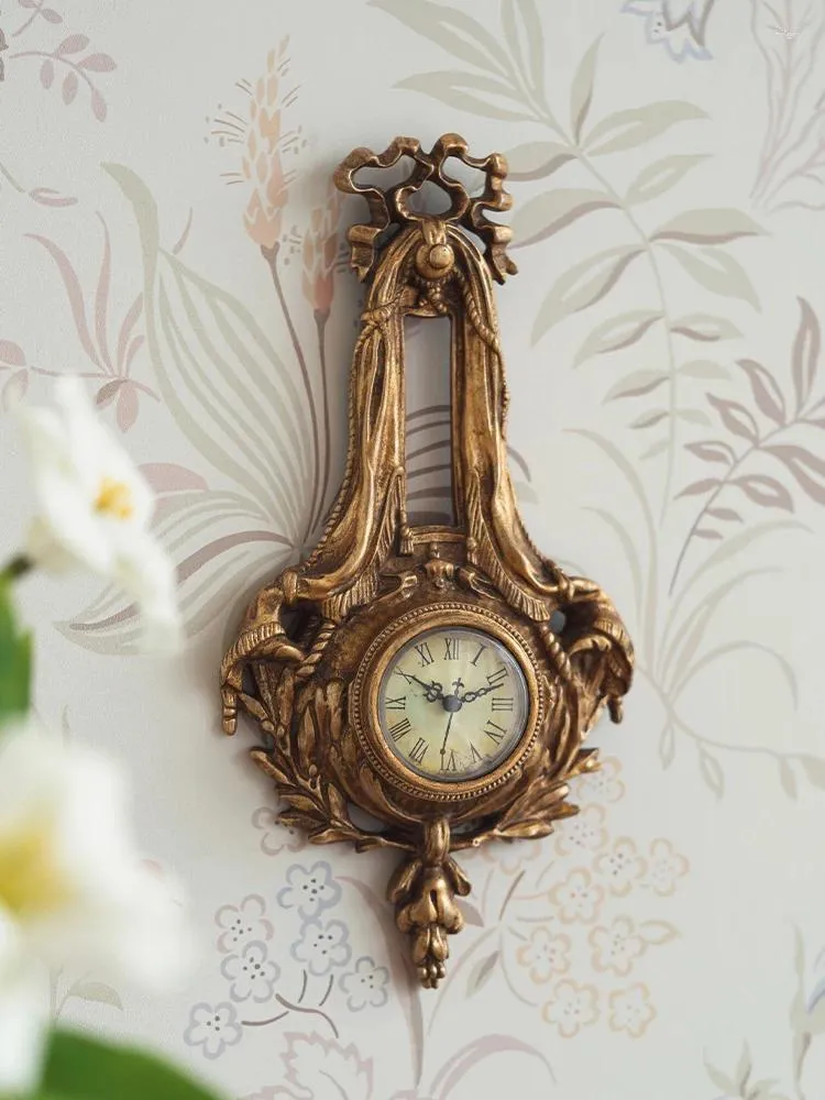 壁の時計レトロフレンチ装飾リビングルーム小さな時計アンティークスタイル彫刻樹脂の彫刻家の装飾