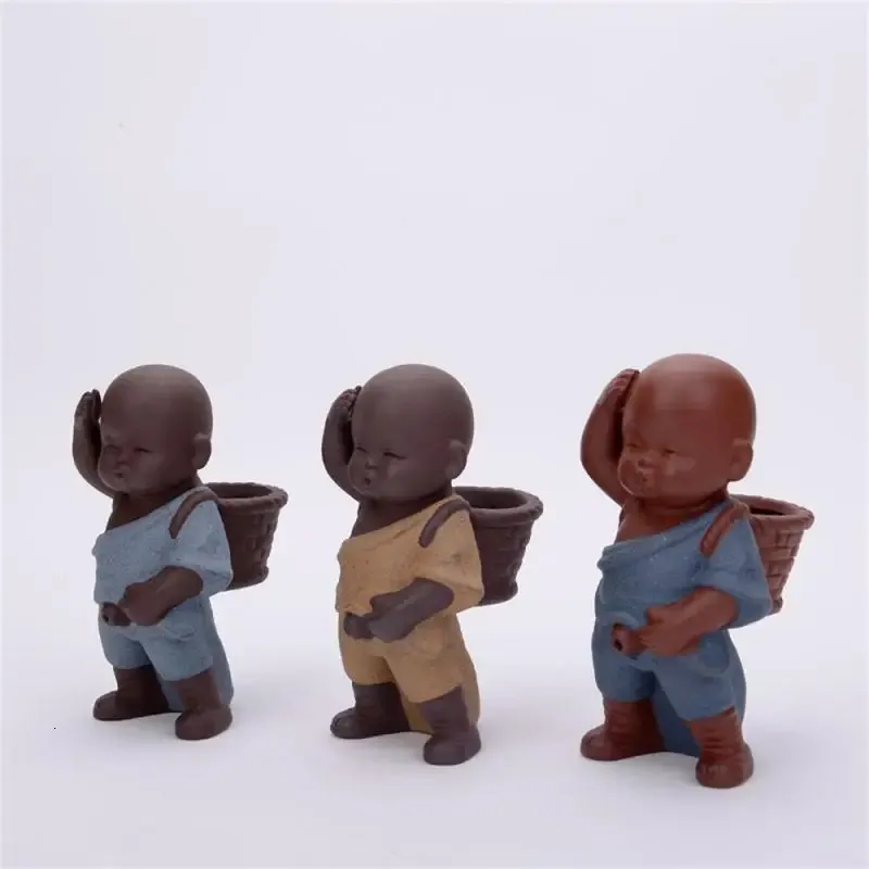 Purple Sand Tea Pet Ornaments Little Monk Ceramic Figures Spela Peeing Doll Set Water Spray Accessories 240411