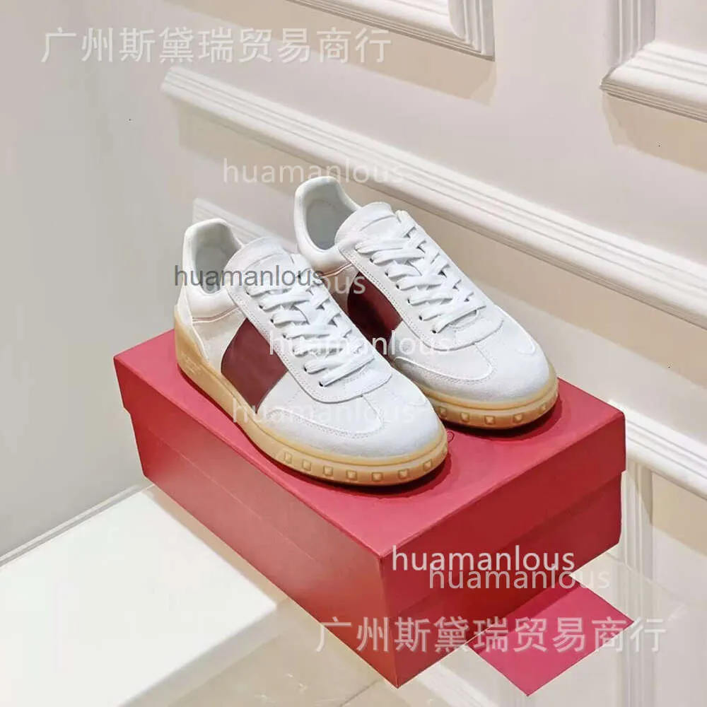 avec l'entraîneur Valenstino Leather Men Designer Sneakers Color Rivet Shoes Couple Nouveau Bloc blanc Laçage Breffe Small Sports Casual Board Femmes O7FT