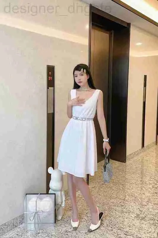 Basic Casual Dresses Designer Miu Family 2023 Zomer Nieuw product Academie Contrast Kleur Elastische taille Hoge halve lengte rok Mouwloze tanktopjurk T7DL