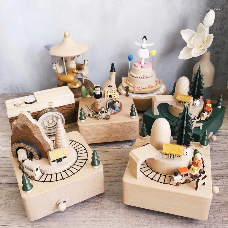 Decoratieve beeldjes Prachtige houten carrouselmuziekbox met acht -tune roterend kinderspeelgoed - creatief cadeau voor kerstvakantie DIY