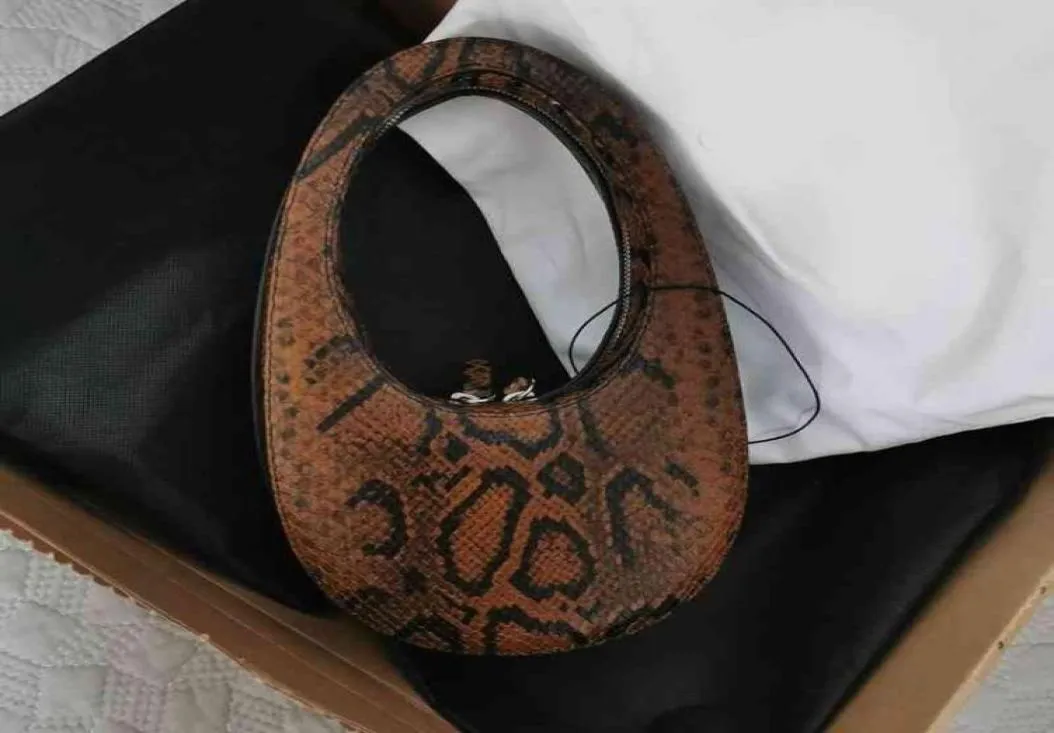 Coperni net rouge même style minoritaire femelle en cuir portable motif de serpent de bouche en cuir portable à trois sacs à œuf petit sac rond 22052843734691
