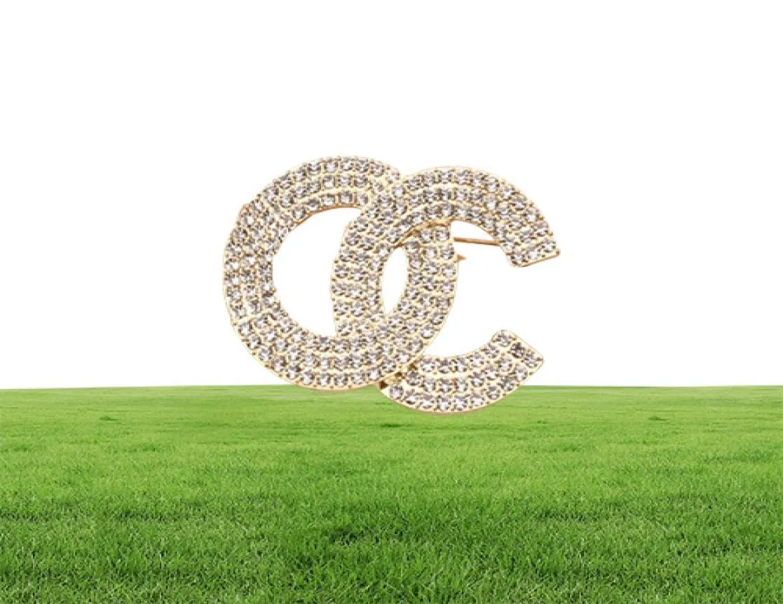 Brand Luxurys Design Diamond Broche Women Women Crystal Rhinestone Letters Sit Pin Jóias de Jóias Decoração de Roupas de Alta Qualidade 5857611