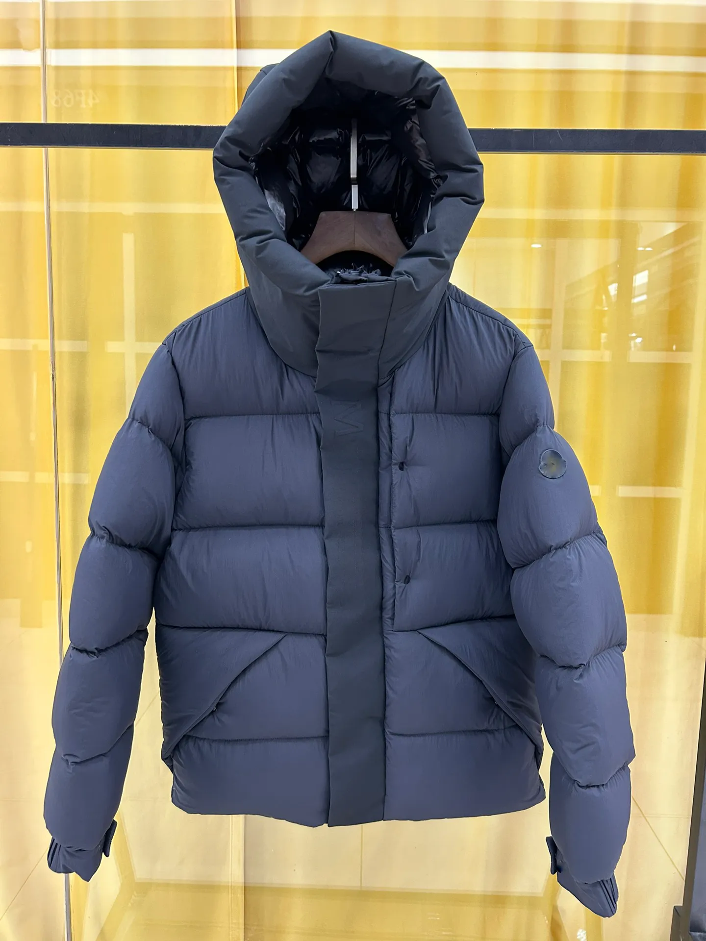 2024 Дизайнерская мужская зимняя куртка Parkas Salzman Luxury Man Man Puffer Puffer Puffer Jacket Осень и зимняя новая стойка с капюшоном.