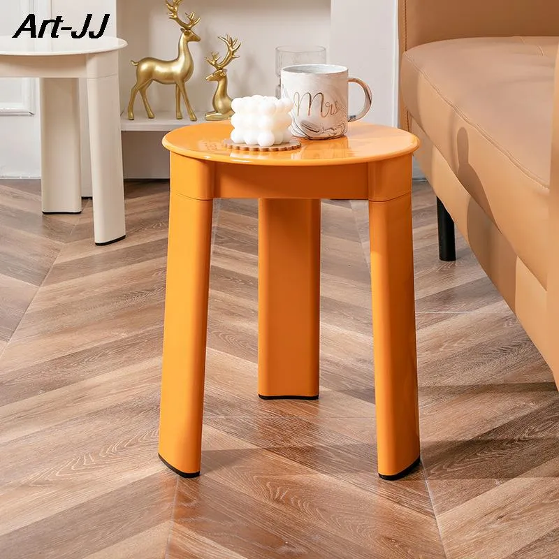 モダンなデザインのスツール