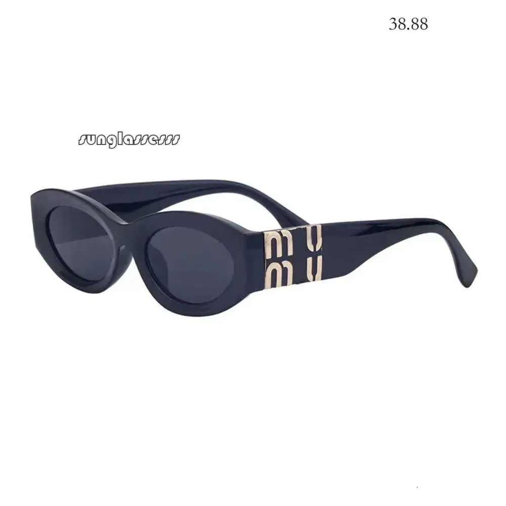 Mui Mui Sonnenbrille 2024 Designer MU 7102 Marken- und Frauen kleiner gepresster Rahmen Ovaler Brillen Premium UV 400 Polarisierte Sonnenbrille 932