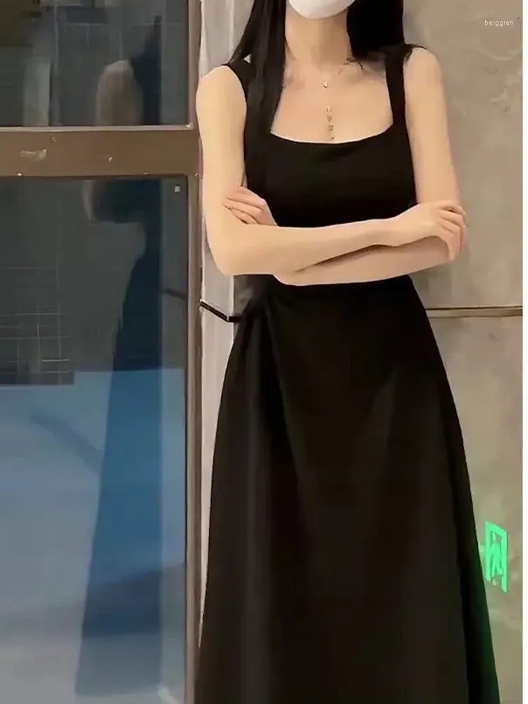 カジュアルドレスシンプルでエレガントなフレンチスタイルのブラックスクエアネックスリムウエストミディドレス女性ファッションソリッドカラーキャミソール