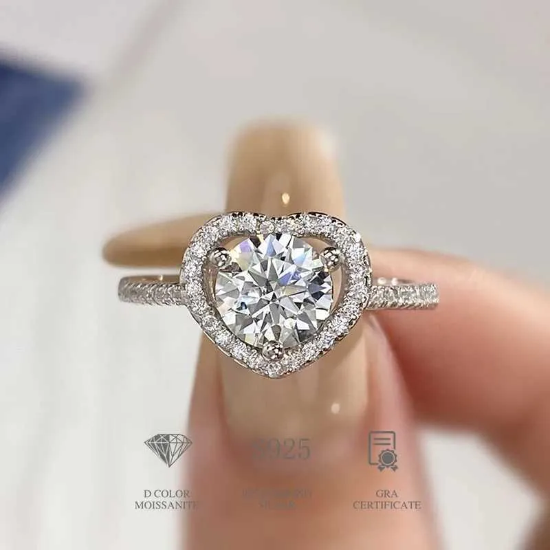 Pierścienie zespołowe DW luksus 1CT Brillant Cut Moissanite Diamond Heart Ring Womens 925 Srebrny Srebrny Związek Zaręczeny Znakomity prezent biżuterii J240410