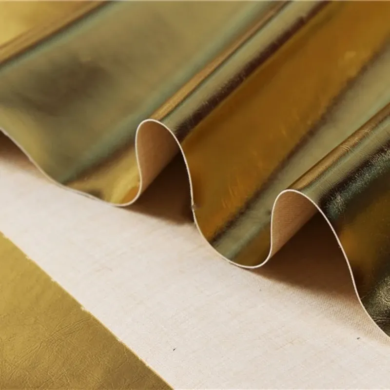 Film métallique de couleur dorée PU Tissu en cuir synthétique Vêtements de semelles en gros tissu en gros par le mètre pour coudre un matériau de bricolage