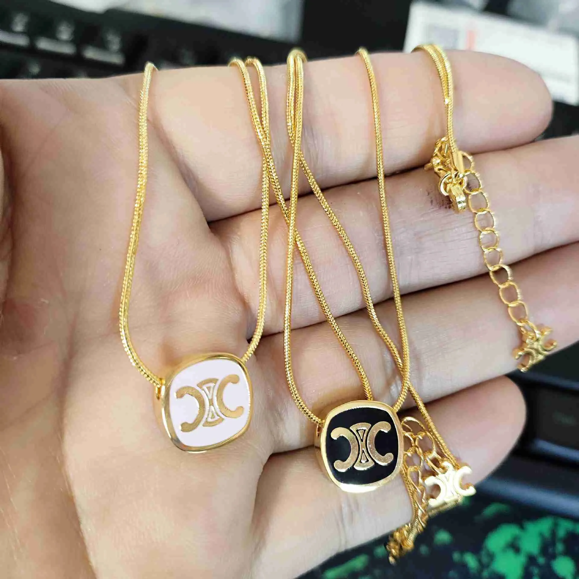 18k Gold Square Pendant Necklaces Designer Jewelry for Women Moissanite Snake Chain Sailormoon Letters Love Choker Necklace 2024