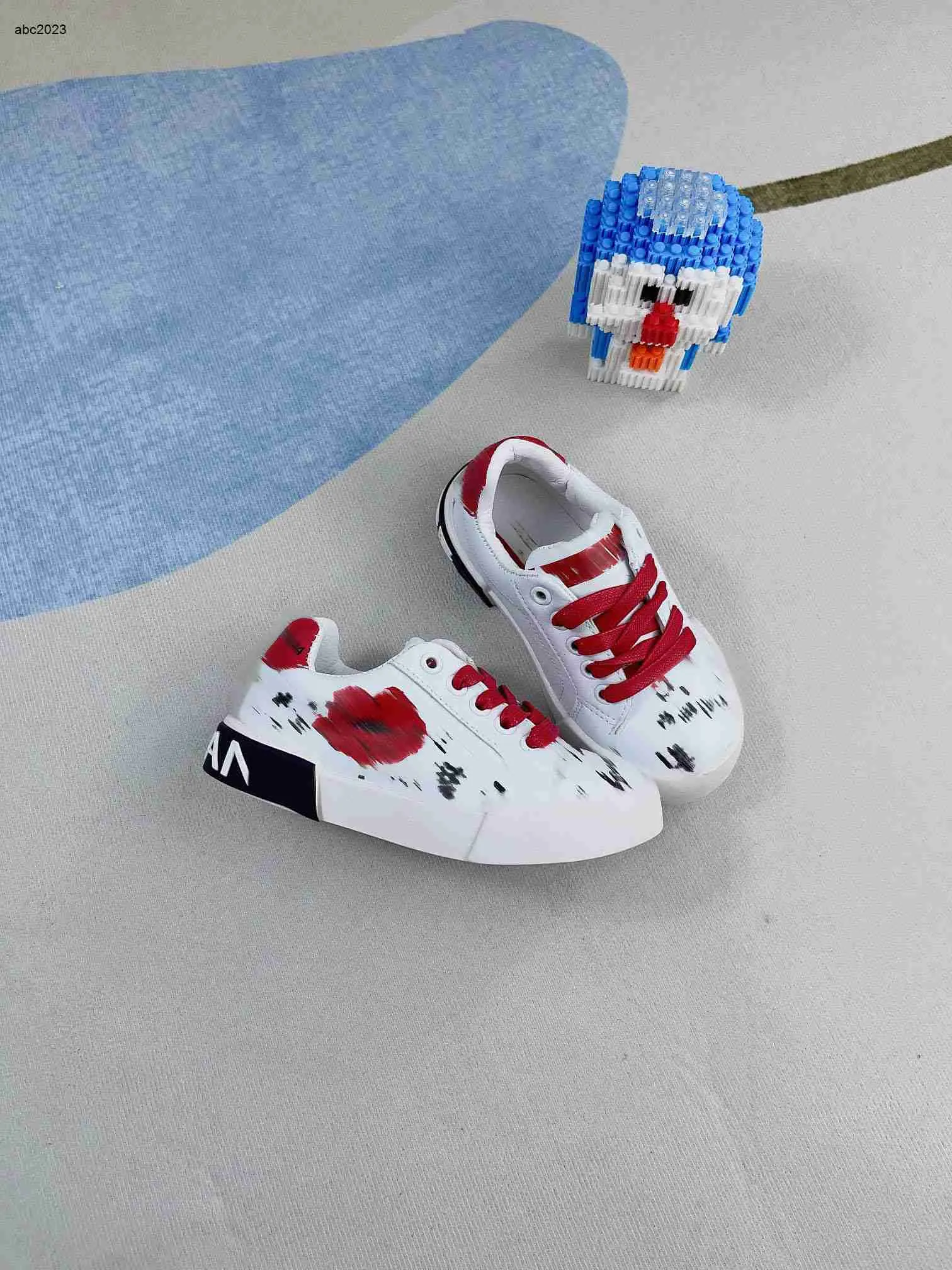 Classics Baby Sneakers Red Floral Print Kids Chaussures Taille 26-35 Boîte Protection Girls Casual Board Chaussures Boys Casual Chores 24 APRILL