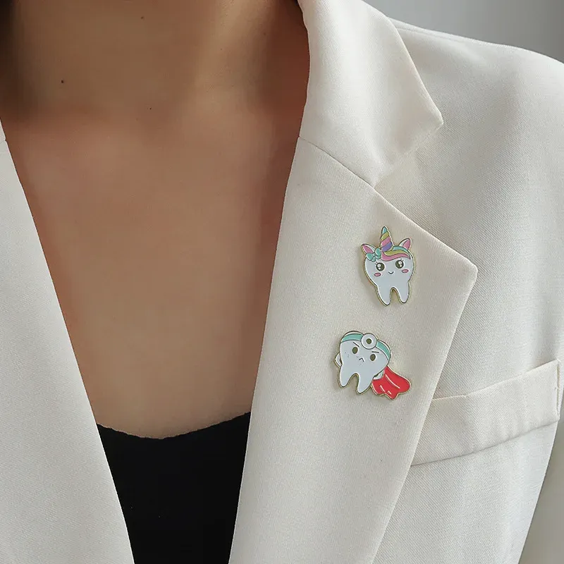 Tooth Enamel Pin Dentiste Vêtements Collier Badge Badge Rabbit Oreilles Aile Forme de dents Broche Sac à dos Protéger les accessoires de dents Cadeaux