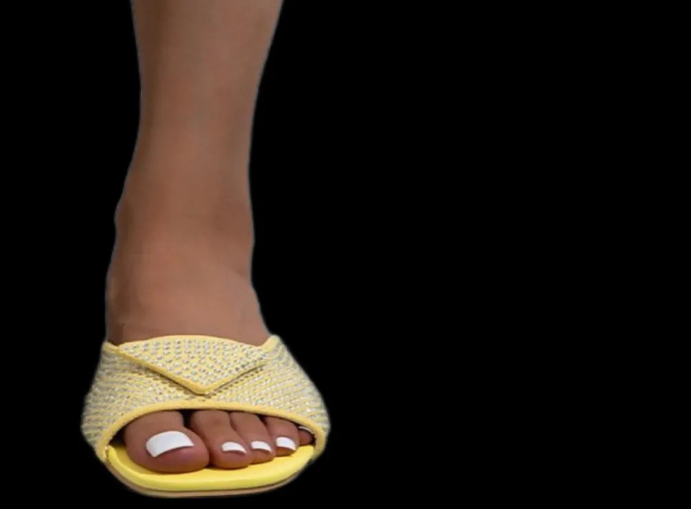 Letnie kapcie 2023 Projektowne slajdy kobiety Sandały Rhinestone Sandały Modne buty z niskim obcasem Czarne kwadratowe palce Obcasy plażowe Kapcie CO3246283