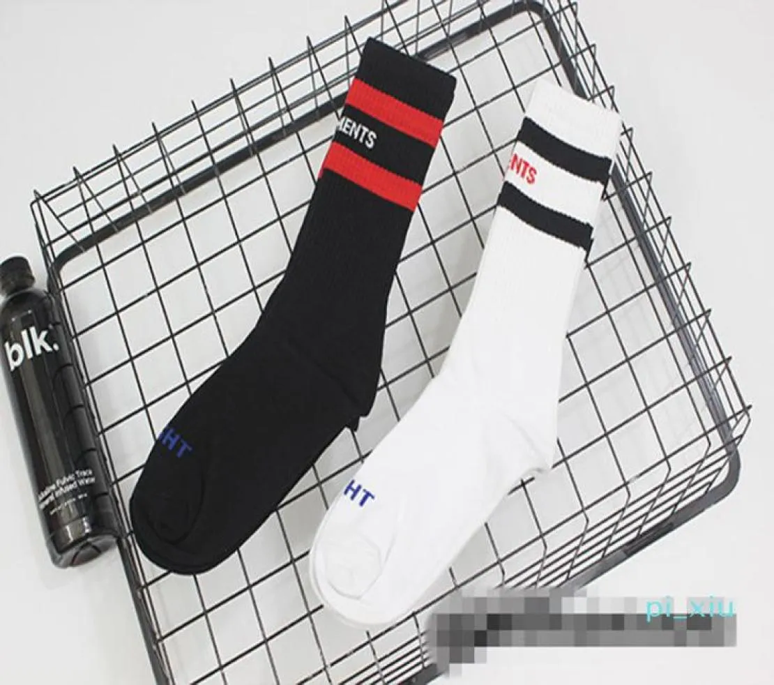 Vetements Socks Mens Socks Teenager Hip Hop Style White Black Long Sockings Letter Embroidery Athletic Leg Warmers Stripe Socks 028864137