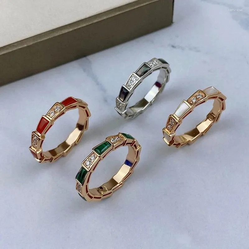 Rings de cluster Premium Luxo Rose Gold Natural Stone Larrel Version Snake Bone Ring Personalidade Feminino Banquet Gifts Brand Jóias