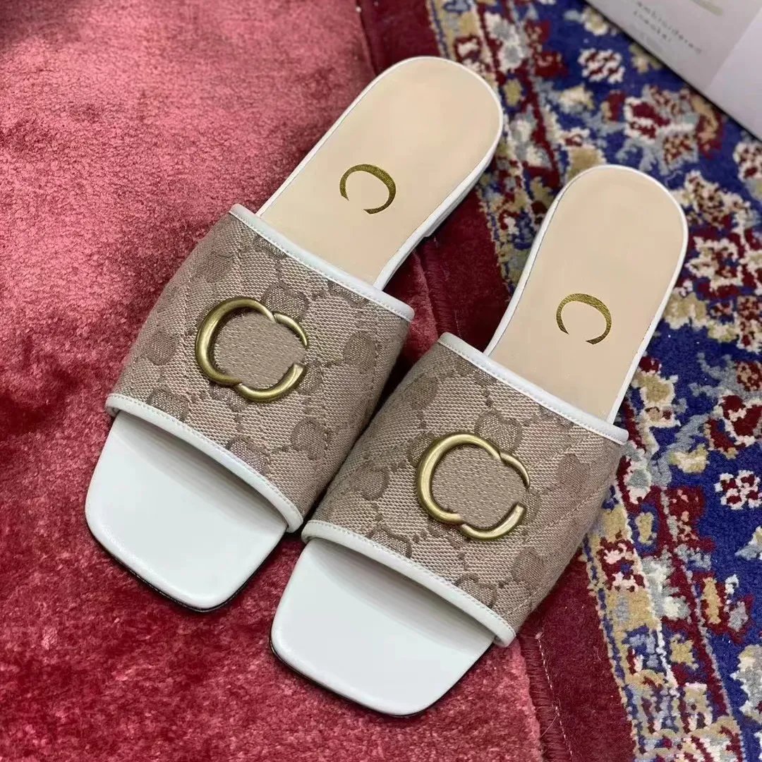 Luxurys designer tofflor glida sommarstrand hem sexig pool 2024 nya män kvinna platt mule brun svart duk quiltning skjutreglage inomhus promenad vandring sandaler loafer flicka gåva