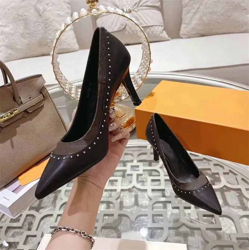 Talons hauts de haute qualité pour femmes Chaussures de robe de mode de luxe STILLETTO SAUVAISSEMENTS PRESOLD PRESOLD POINDE Designer Posting Color Wedding Shoe