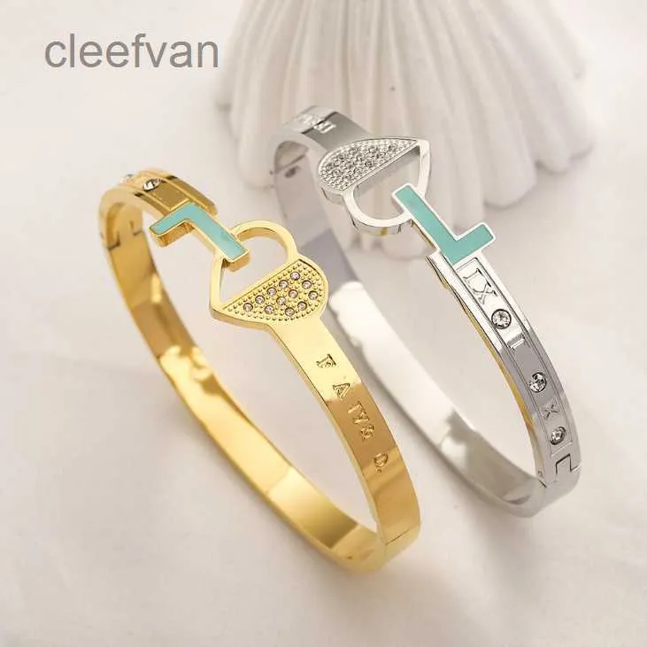 Designer smycken designer manschett armband guldpläterad metall armband märke 2023 gåva hjärta armband för kvinnor mode kärlek smycken grossist tillbehör