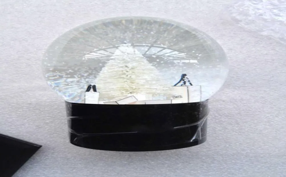 Cclassics Snow Globe med julgran inuti bildekoration Crystal Ball Special Novelty Christmas Gift With Gift Box9935409