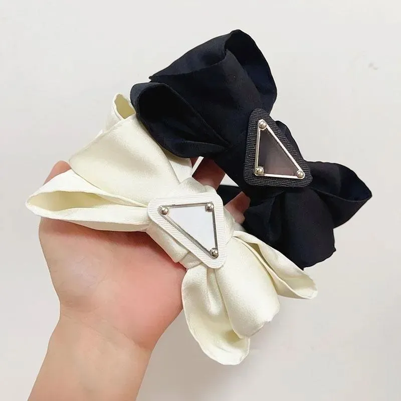 2024 Luxury Designer Coil Clip ClâT High Howertail Fixed Hair Clasp Triangle Inversed Mark Spring Clamp Top Clamp Hails Ornement New Hair Clip Clip Bow Headwear