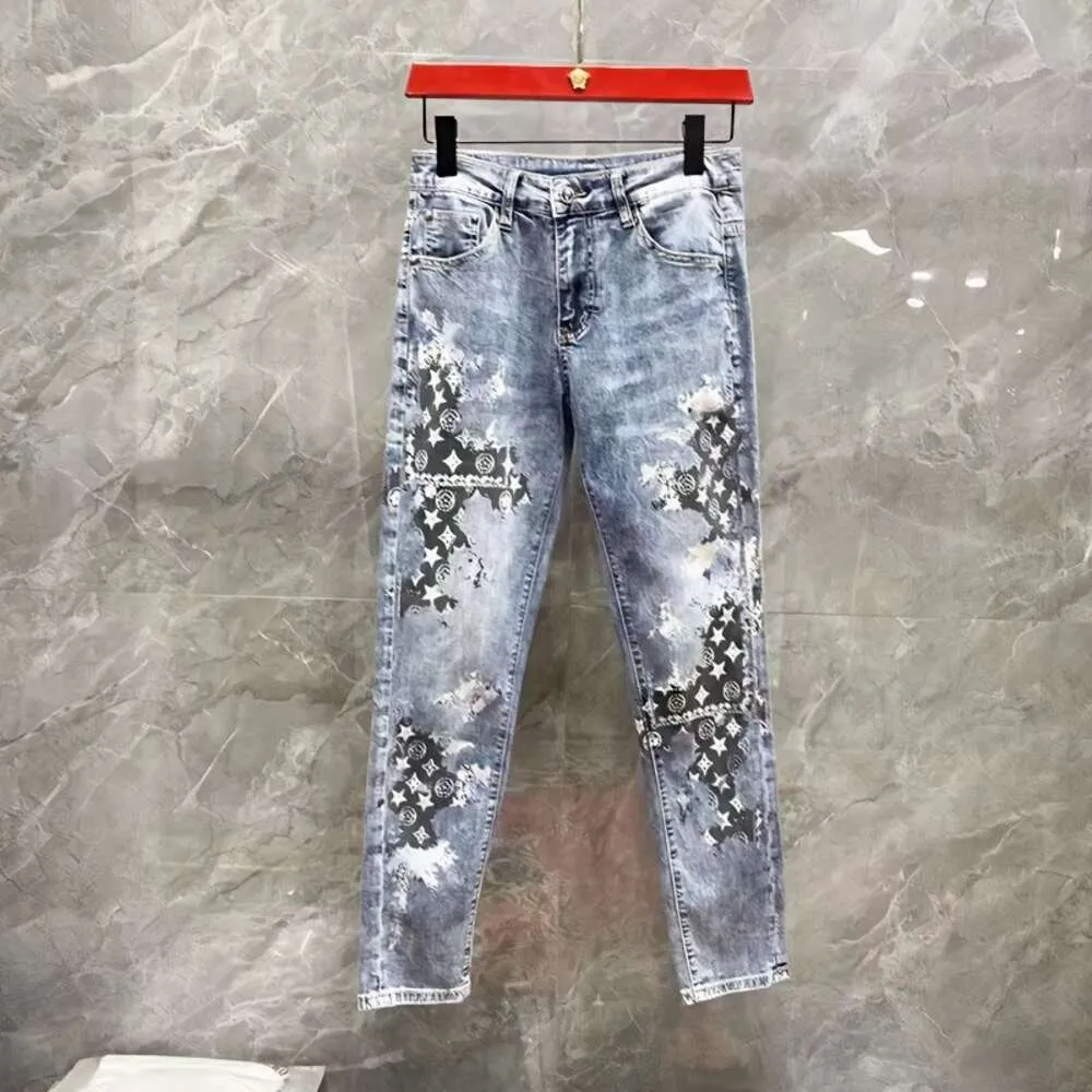 2024 High End Nya jeans för mäns trendiga varumärke tung industri Personligt tryckt vatten tvättat elastisk smal passform små fötter