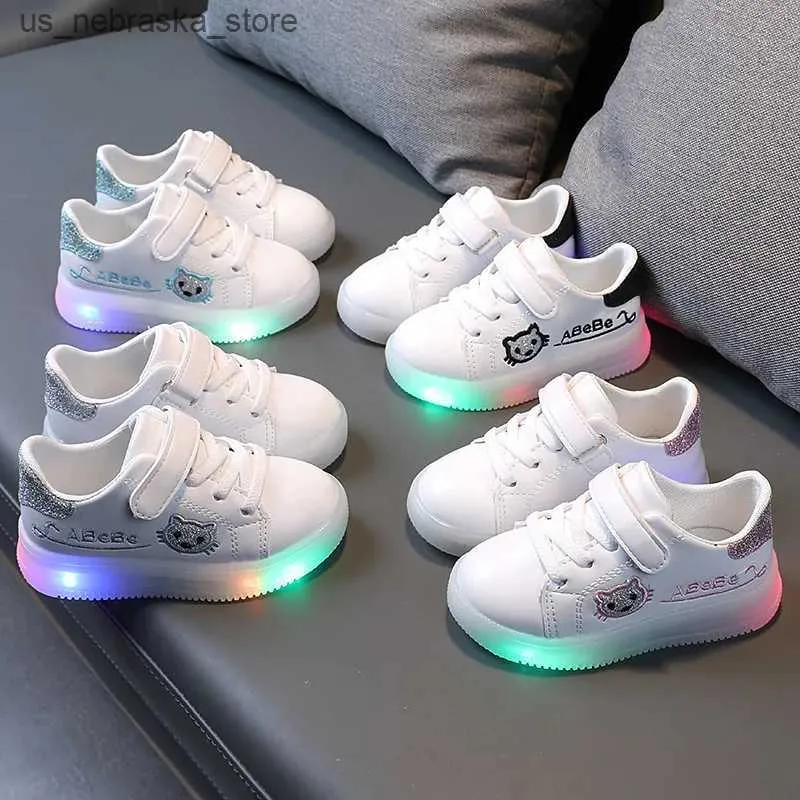 Sneakers Childrens Luminous Sports Shoes Childrens Led Leisure Girls Modieuze en comfortabele zachte Soled Boys Outdoor Q240412