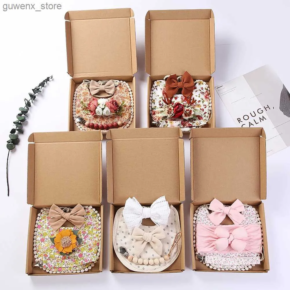 Bibs Burp Cloths 4Pcs/Set Flower Print Baby Bib Headband Elastic Nylon Hair Band Food Grade Silicone Beads Pacifier Clip Chain Christmas Gift Box Y240412