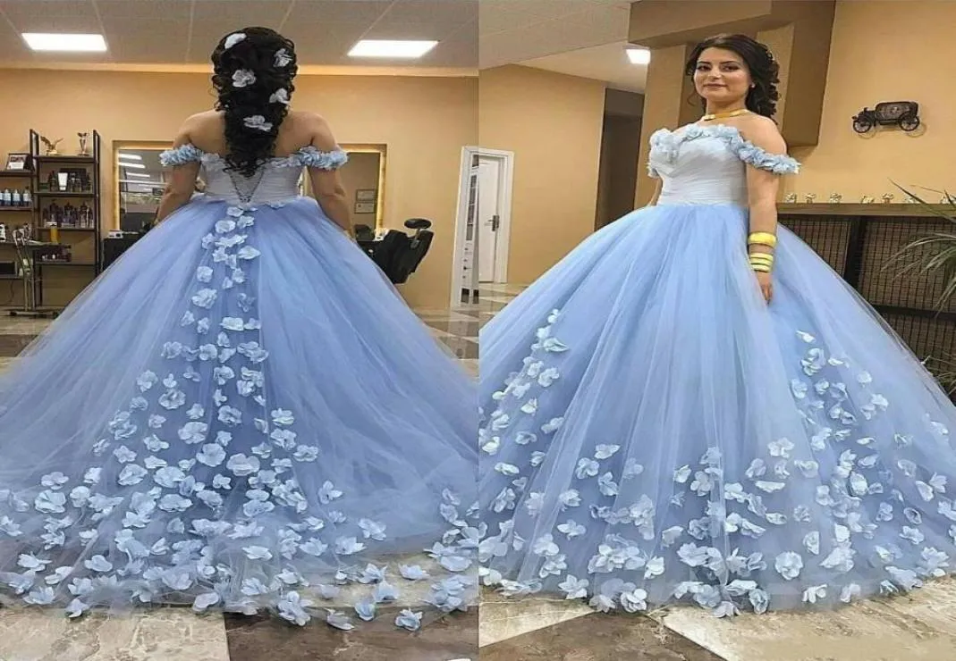 الفساتين الأزرق الفاتح Quinceanera ثلاثية الأزهار الزهرية تول قبالة زهور الكتف ثوب الكرة الحلو 15 16 Princess Wear Custom9723420