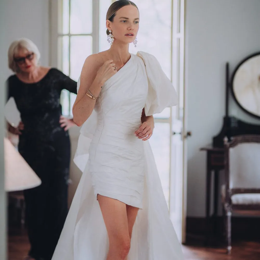 DHgate.com:One-Shoulder Short Bridal Gown with Large Bow