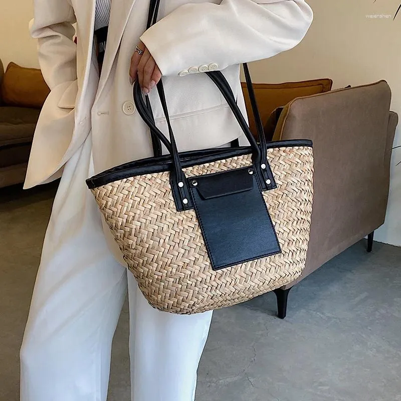 Axelväskor 2024 Summer Woven Bag Women Vintage Casaul Shopping Tote Top Handväskor Designer Beach Straw Handbag Ins