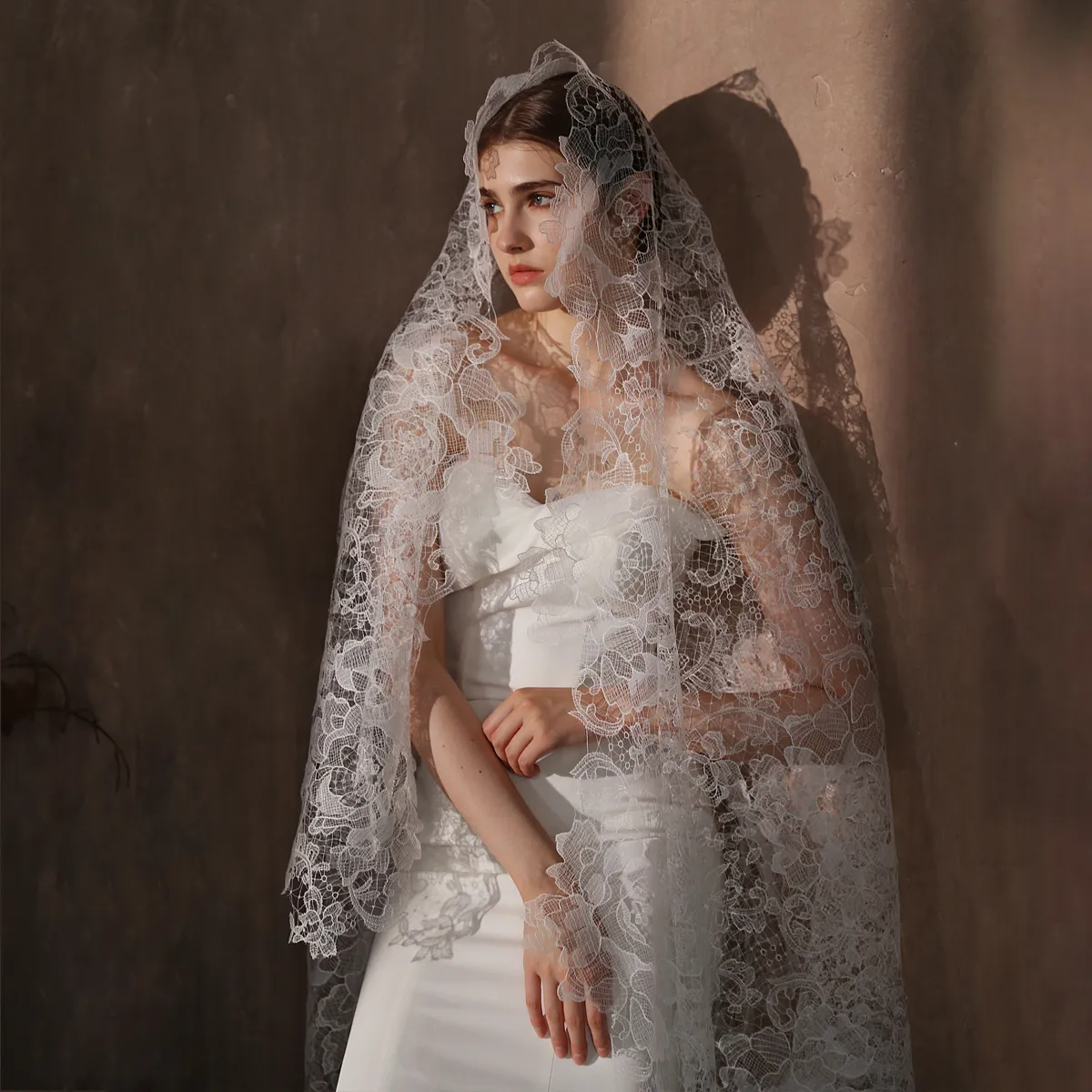 Bridal Veil V311 One-Layer Fingertip Veil with Hollow Out  display picture 2