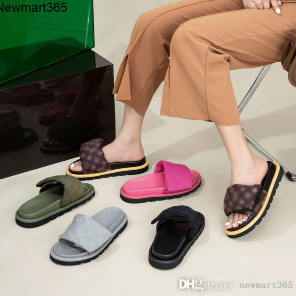 2024 Hot Sponge Cake Slippers Slippers Slippers Slippers لارتدائها من صندل أحذية الشاطئ على الرف