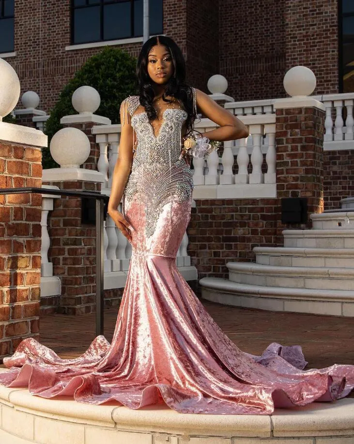 Rose Pink Velvet Sparkly Prom Faculdade de festa para Garota Negra Silver Diamond Crystal Mermaid Night Vestido de Gala