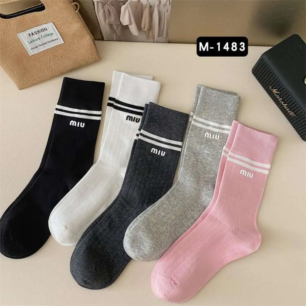 Chaussettes hosiery 23 automne édition coréenne chaude tampond miu lettre féminine internet Internet rouge petit coton populaire rayé