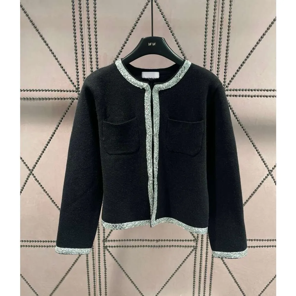 Tricot de tricots pour femmes en argent d'automne perle épissée du cardigan de la décoration de poche avec le haut du corps polyvalent pour la réduction de l'âge