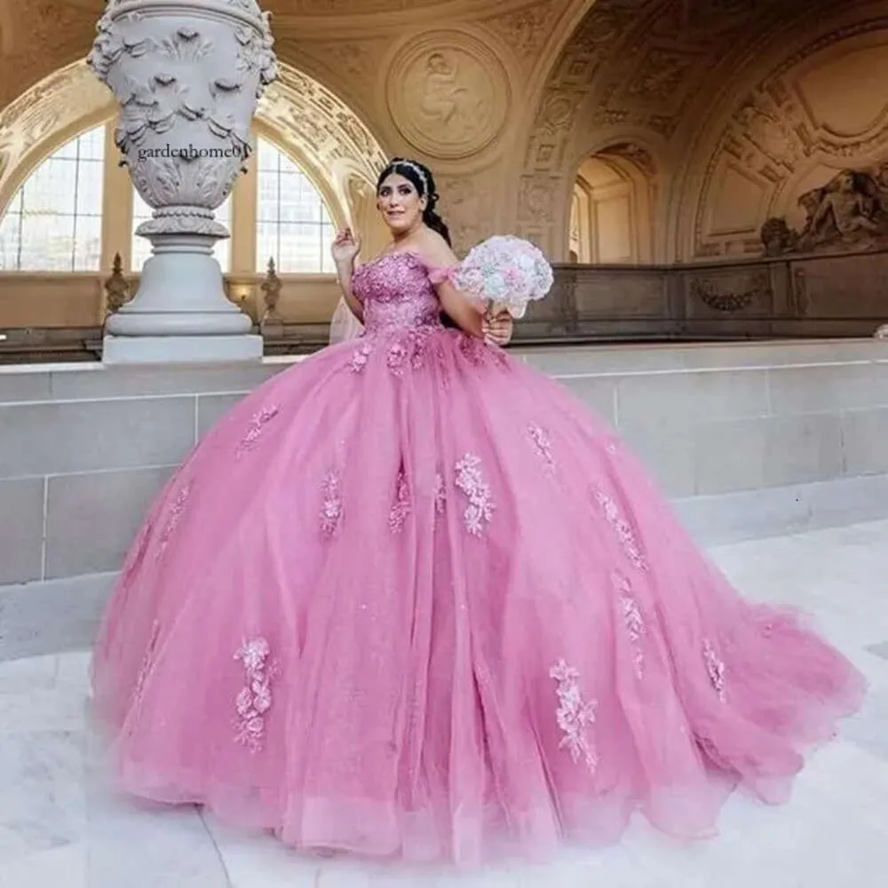 Quinceanera sukienki eleganckie różowe tiul z ramię krótkie rękawy koronkowe aplikacje kryształowe koraliki słodkie sukienki ve ve