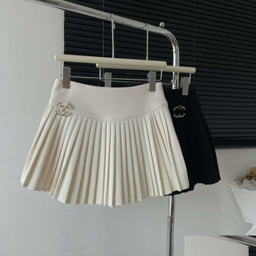 Spódnice Summer Domens Designer Modna moda metalowa litera plisowana w talii cienki mini mini kropla odzież damska dh9d2