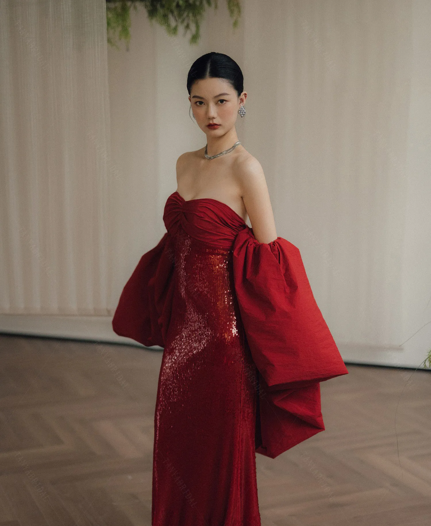 Capes De Mariée: Cape De Mariage En Taffetas Rouge Avec Manches