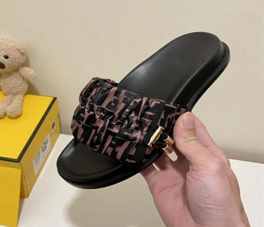 Designer Women Slipisti di lusso Fabrice di seta di seta di qualità premium comoda sandali in raso marrone piatto morbido Scheroni estivi due versi7361739