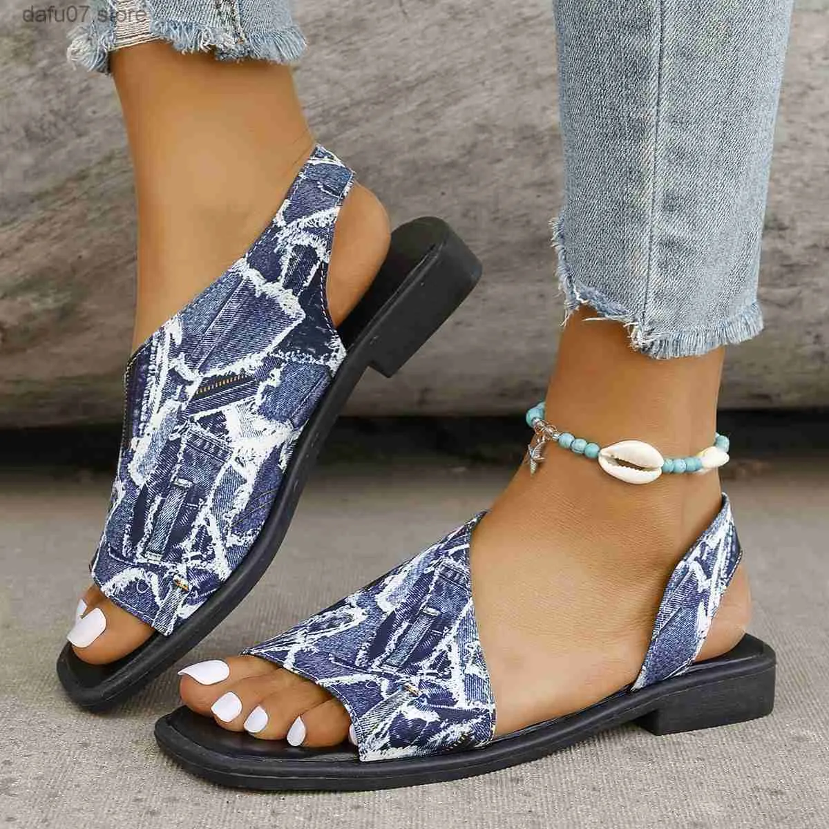 Сандалии 2024 Летние новые женские туфли Маленькая и популярная французская ковбоя удобная плоская квадратная голова римская H240412