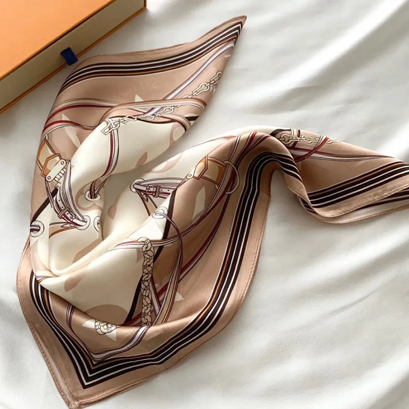 Women Designer Silk Scarf Fashion Brand Wrap Head Scarfs Scarves Shawl Pleated Birthday Present Enkel att matcha mjuk beröringsstorlek 50*50 cm