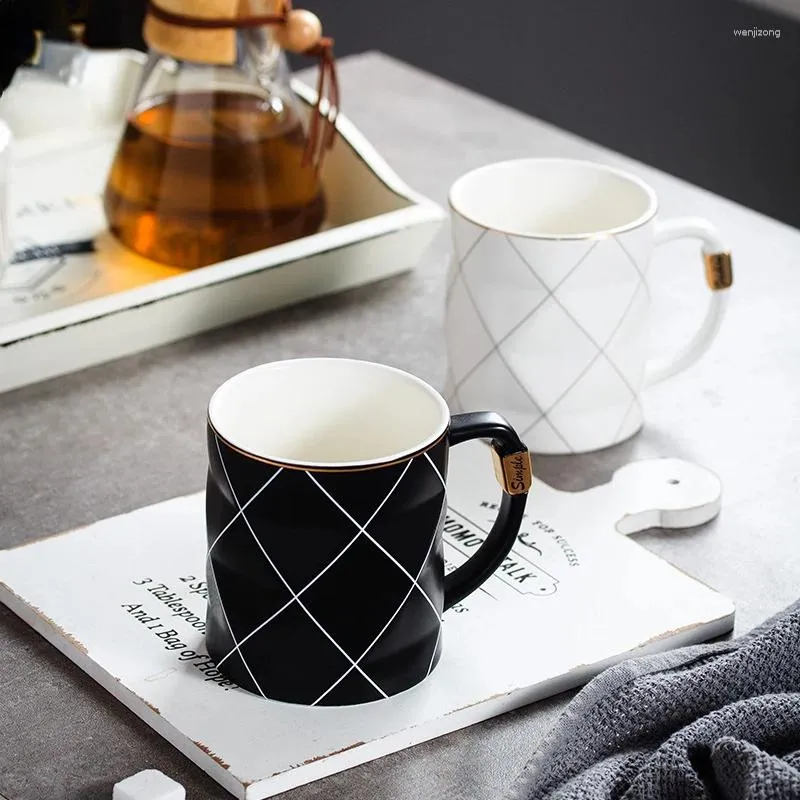 Canecas douradas em preto e branco xícaras de cerâmica xadrez harajuku café