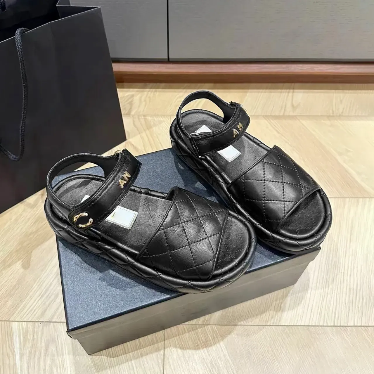 Novo estilo Luxo Sandale Channel Gladiato Sandal Designer Sliders Shoes Viagem Sapatos de Caminhada Verão Sumny Loafer Ladies Sapato Indoor Sapato Mulador Logo Metal Slippers Men Slide