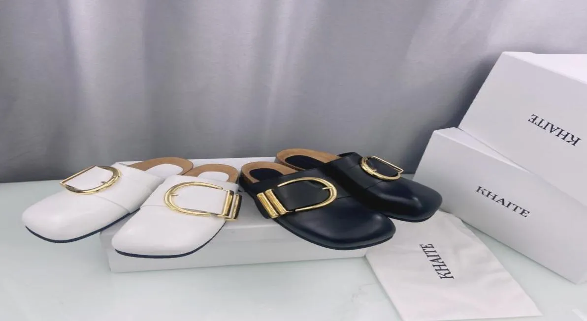 Khaite Downing Goldtone Buckled Leather Mules tofflor Luxe Slipon Beach Shoes Rounded Closed Toes Casual Flats för kvinnor L1900587
